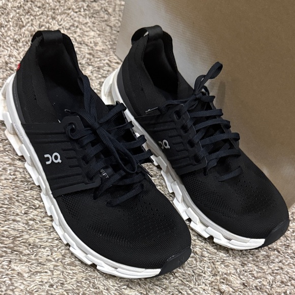 On cloud Running Black and White Athletic Shoes - Picture 2 of 4